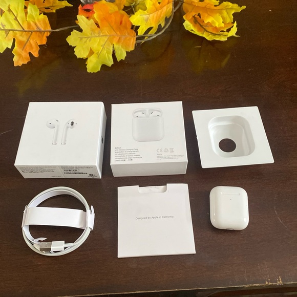 Apple White Wireless Earbuds with Charging Case - Picture 1 of 7